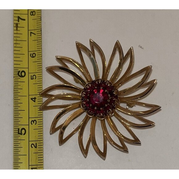 Sarah Coventry Cov Mid Century Gold Tone Flower Brooch Dark Red Rhinestones Pin - Picture 1 of 8